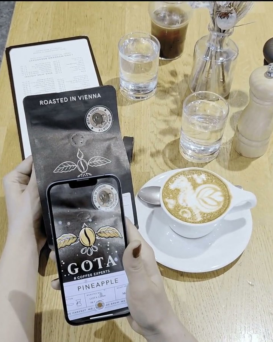 Coffee packaging that animates in the hand